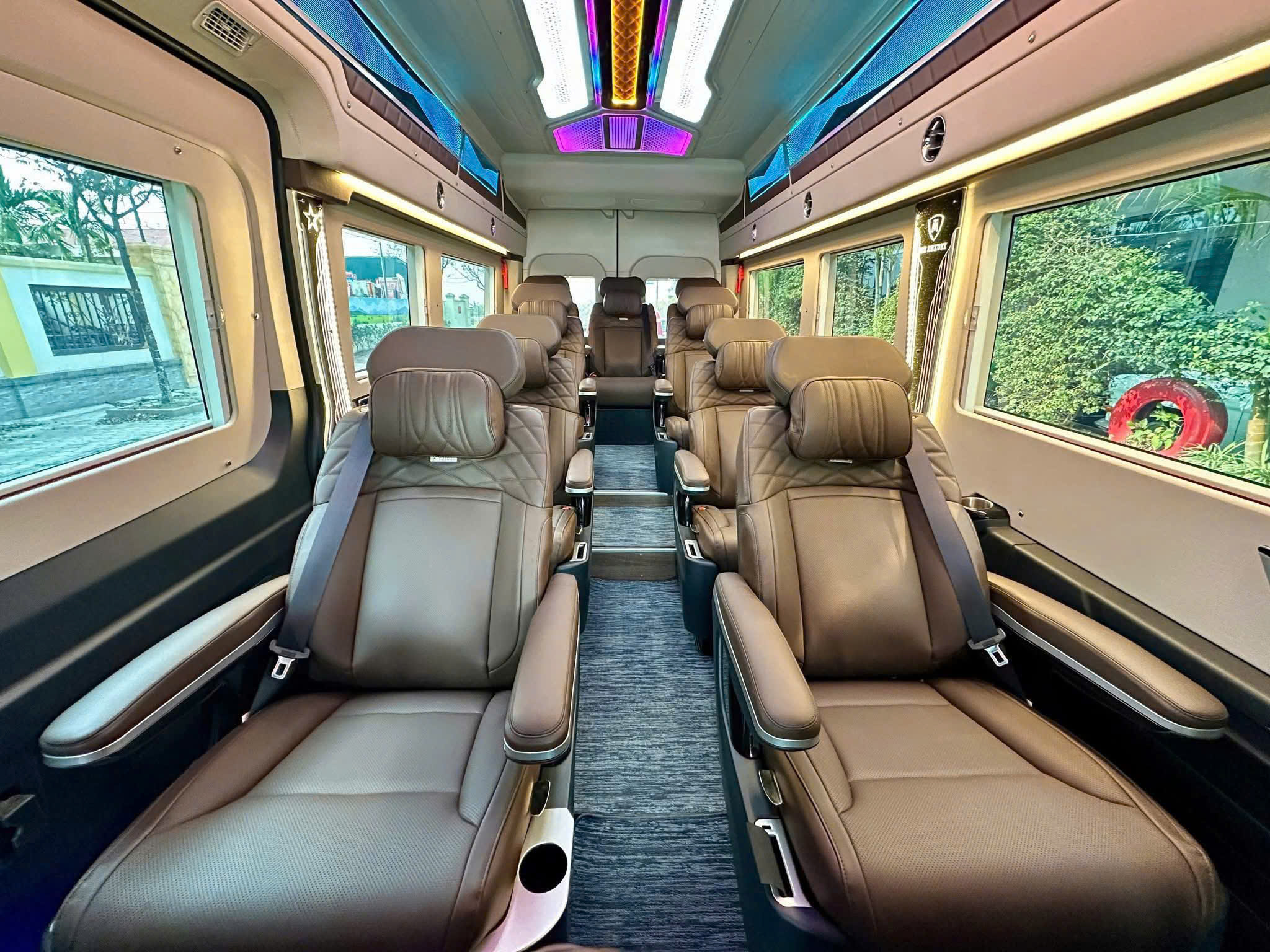 Thuê xe Limousine 9 chỗ Vĩnh Hy - Sài Gòn