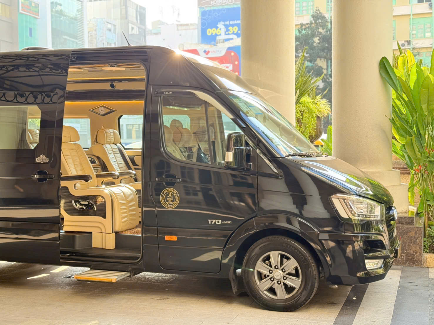 Thuê xe Limousine Bình Thạnh đi Cam Ranh