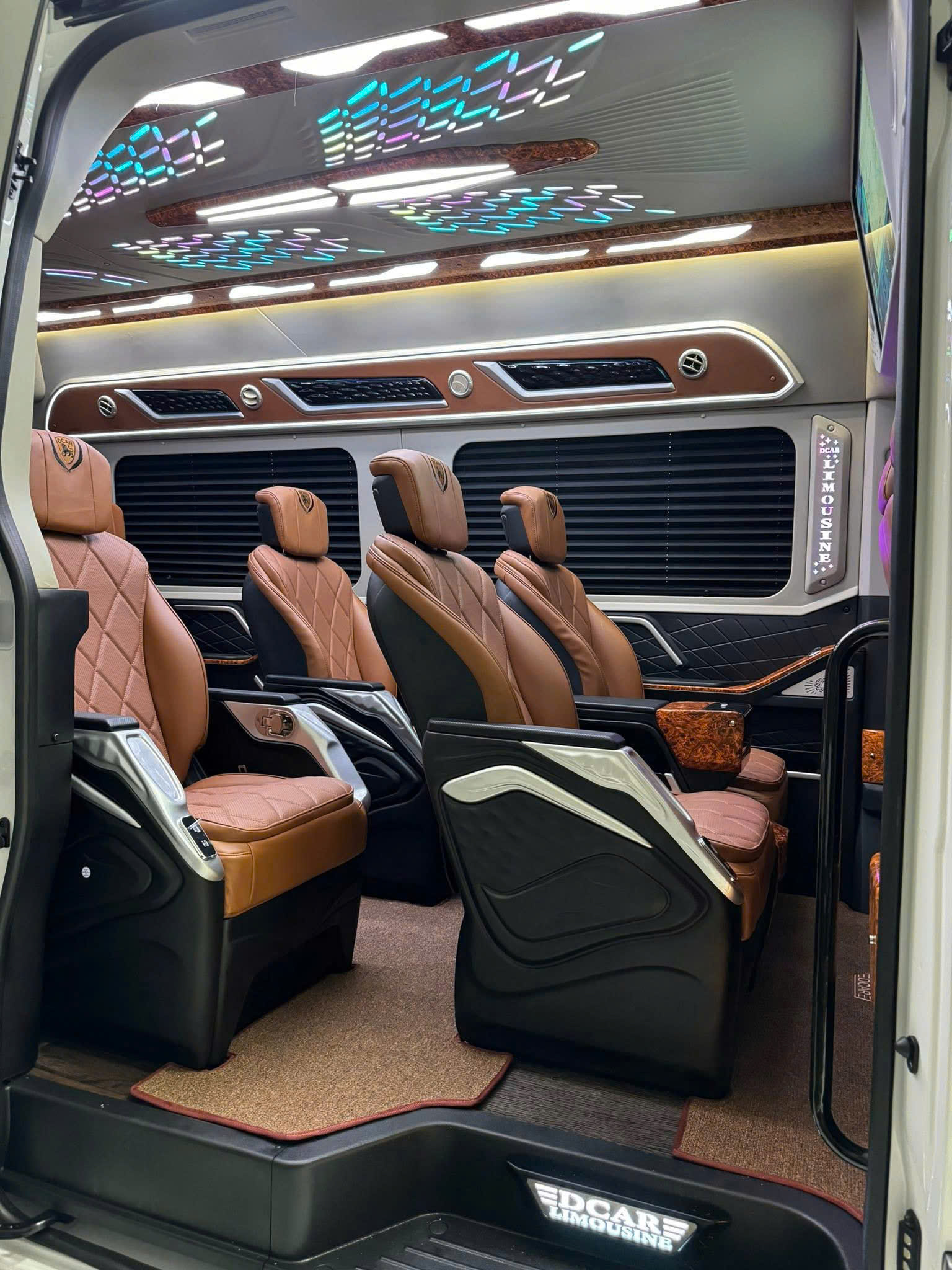 Thuê xe limousine Cam Ranh đi Hồ Chí Minh giá rẻ