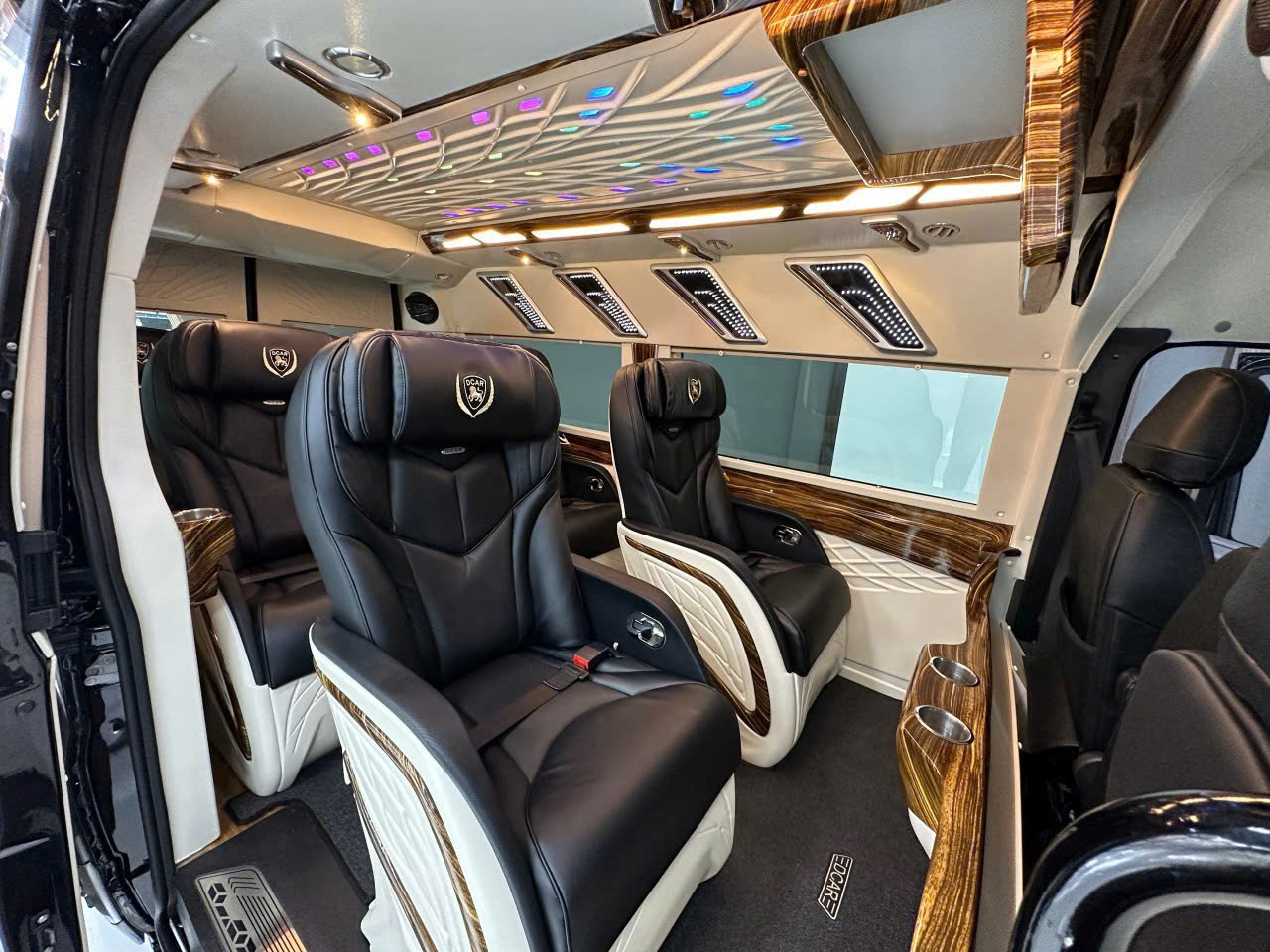 Thuê xe limousine Cam Ranh đi Sài Gòn cho nhóm bạn