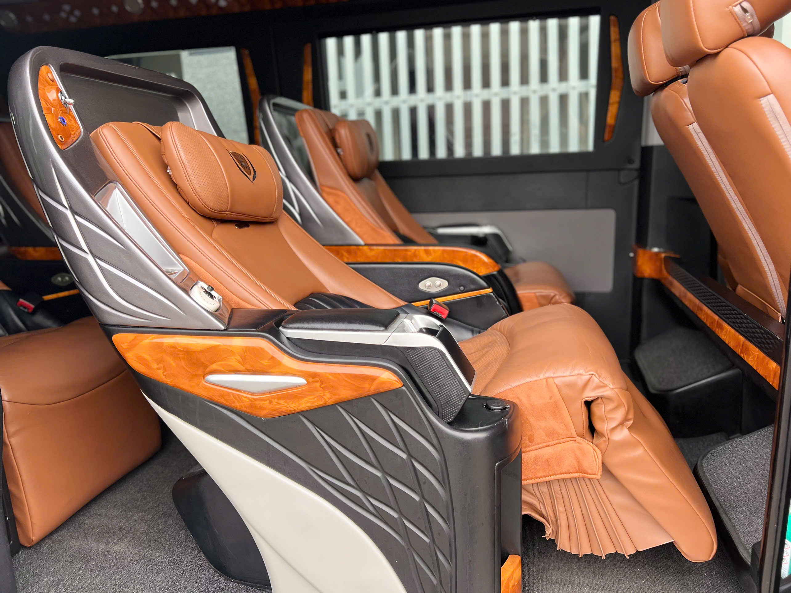 Thuê xe Limousine Cam Ranh đi Sài Gòn dài hạn