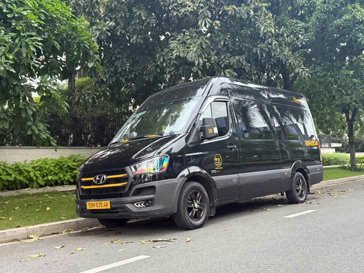 Thuê xe limousine Cam Ranh đi Sài Gòn khứ hồi