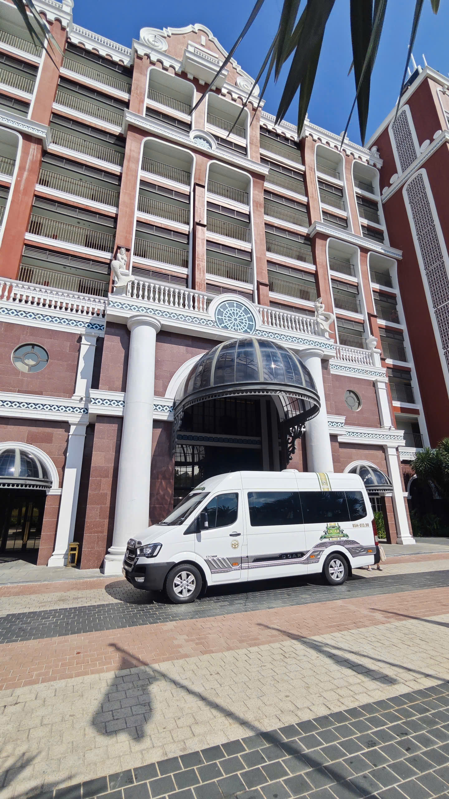 Thuê xe limousine Cam Ranh đi Sài Gòn khứ hồi