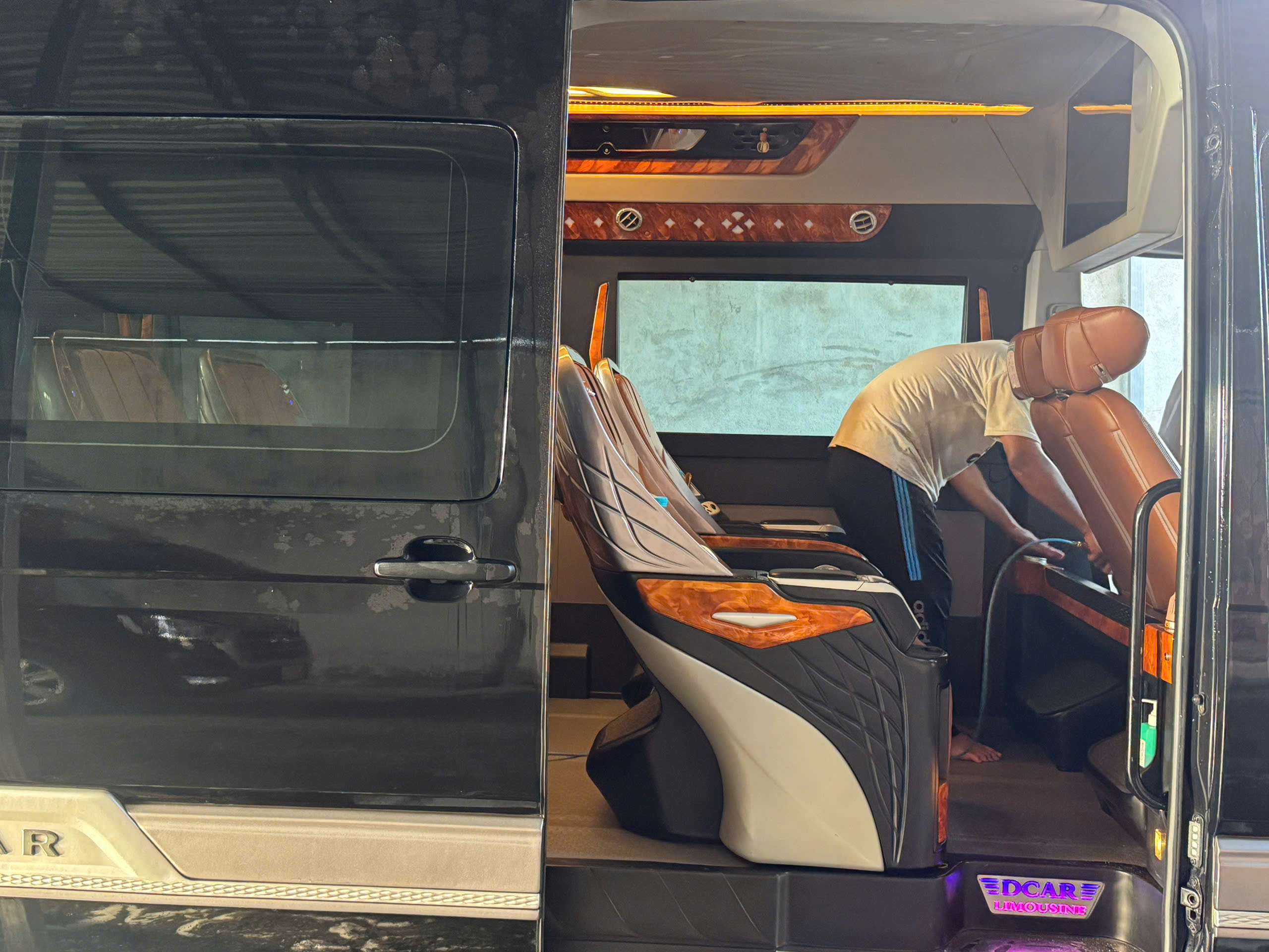 Thuê xe limousine Cam Ranh đi Sài Gòn khứ hồi