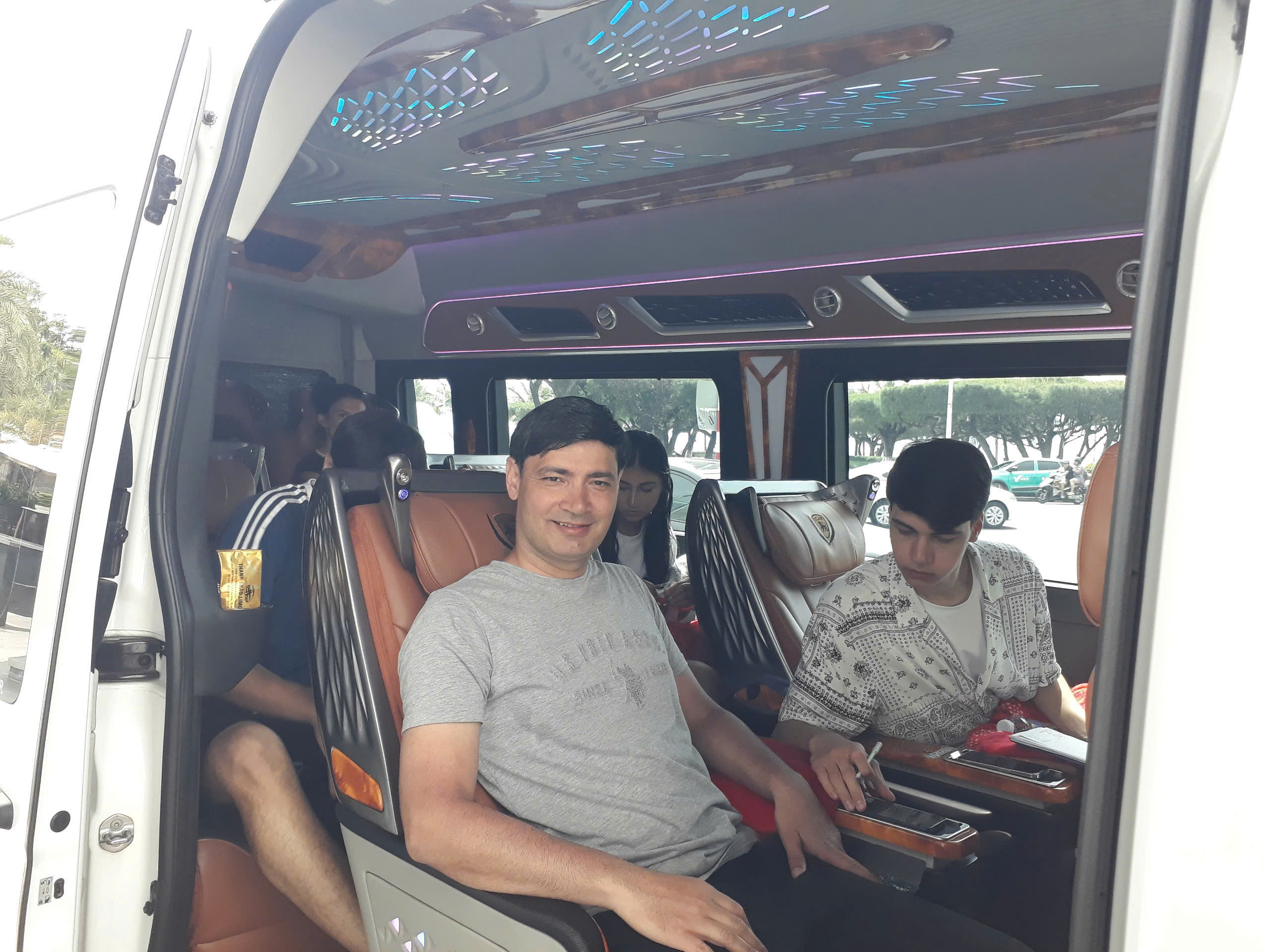 Thuê xe limousine Cam Ranh đi Sài Gòn theo yêu cầu