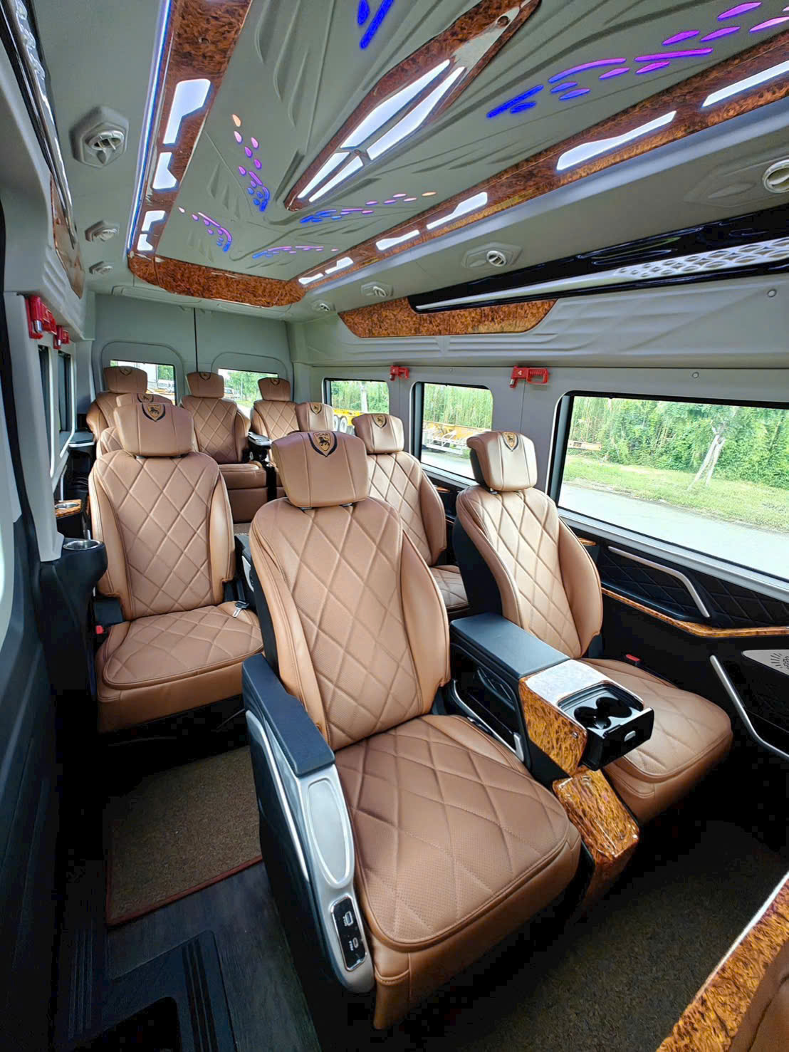 Thuê xe Limousine công tác Cam Ranh
