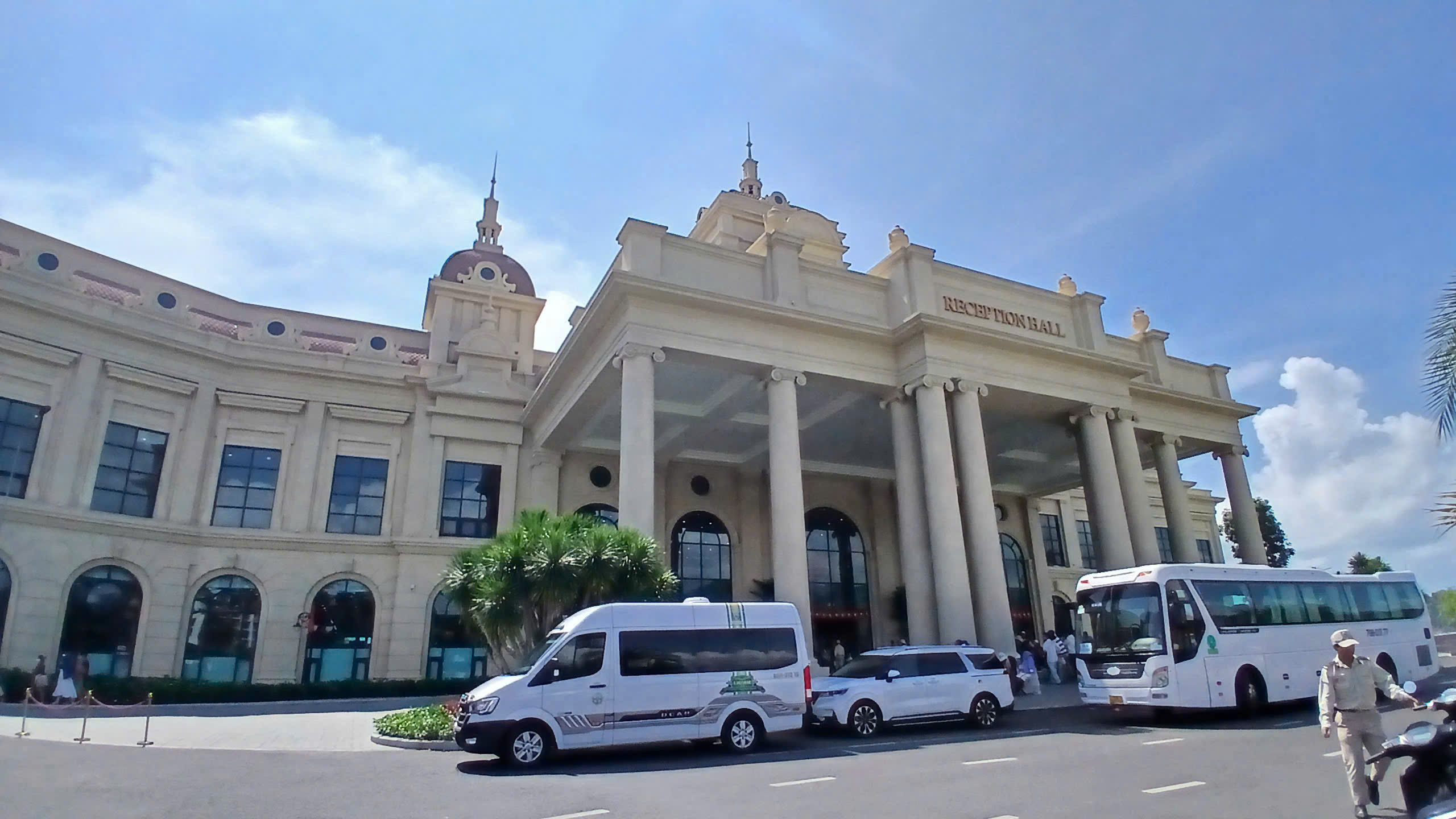 Thuê xe Limousine Dcar Sài Gòn đi Cam Ranh