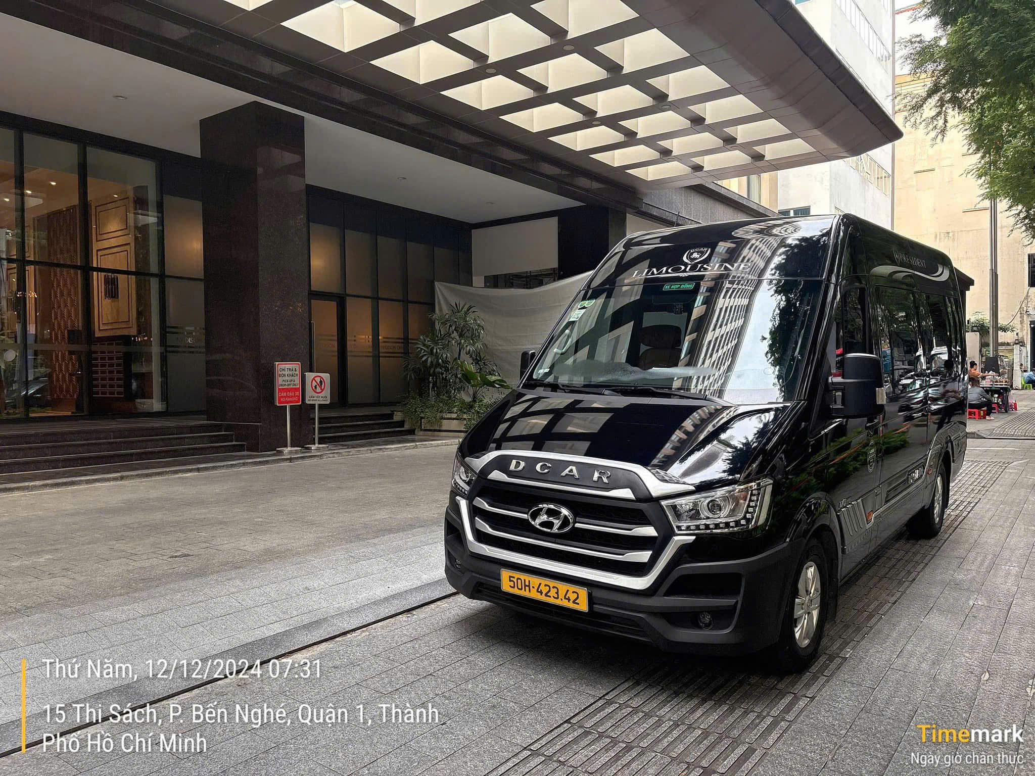 Thuê xe Limousine đi sân bay Tân Sơn Nhất từ Vĩnh Hy