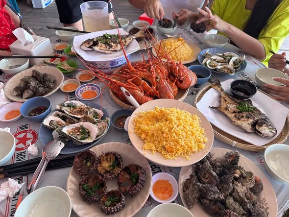 Thuê xe Limousine đi Vĩnh Hy từ TP.HCM
