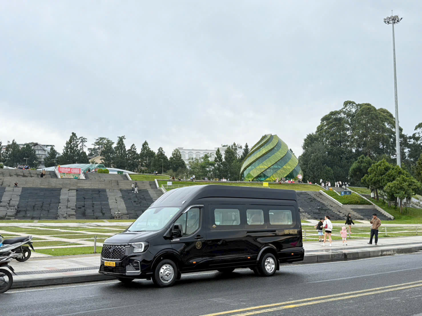 Thuê xe Limousine đưa đón sân bay Cam Ranh