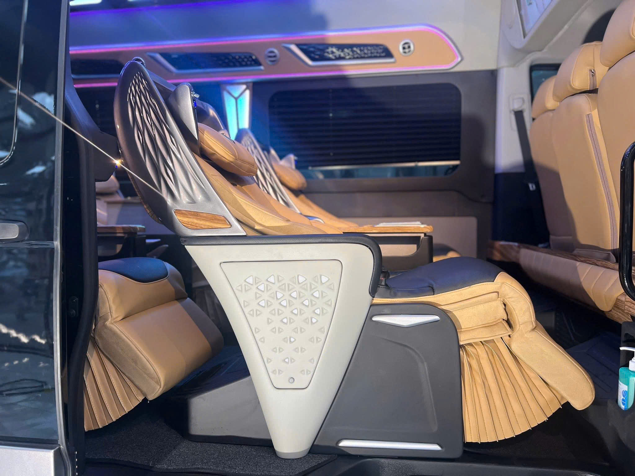 Thuê xe Limousine HCM đi Cam Ranh cho gia đình