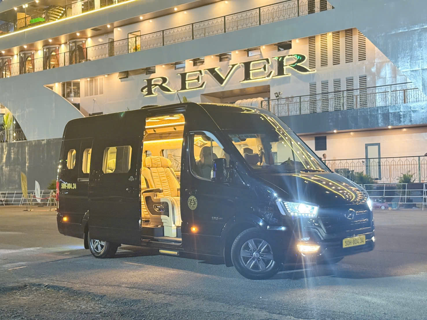 Thuê xe Limousine HCM đi Cam Ranh uy tín