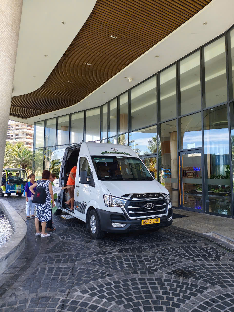 Thuê xe Limousine HCM đi Cam Ranh uy tín