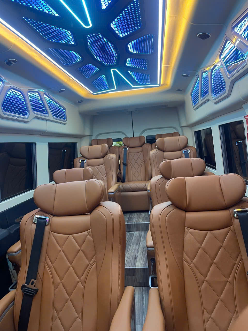 Thuê xe limousine hợp đồng theo ngày hay theo chuyến?