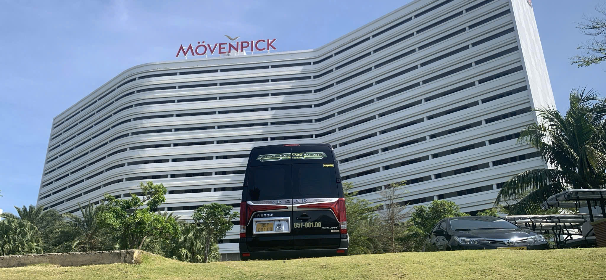 Thuê xe limousine hợp đồng tính giá như thế nào?