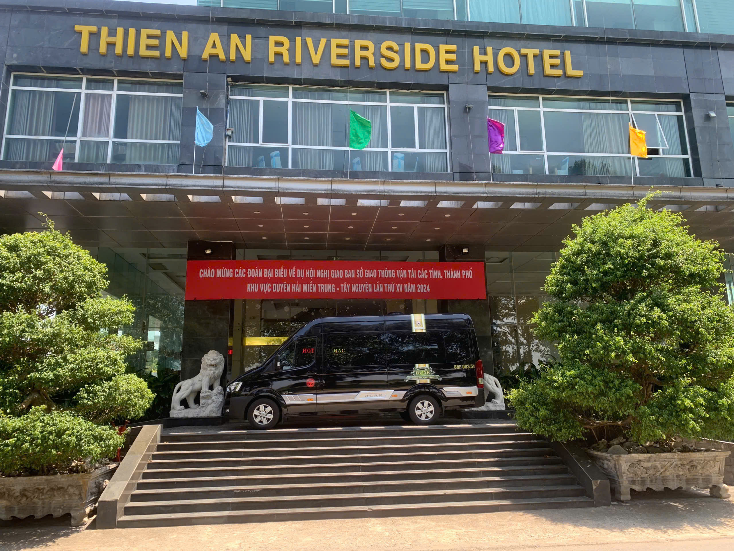 Thuê xe limousine Ninh Thuận Sài Gòn đón sân bay