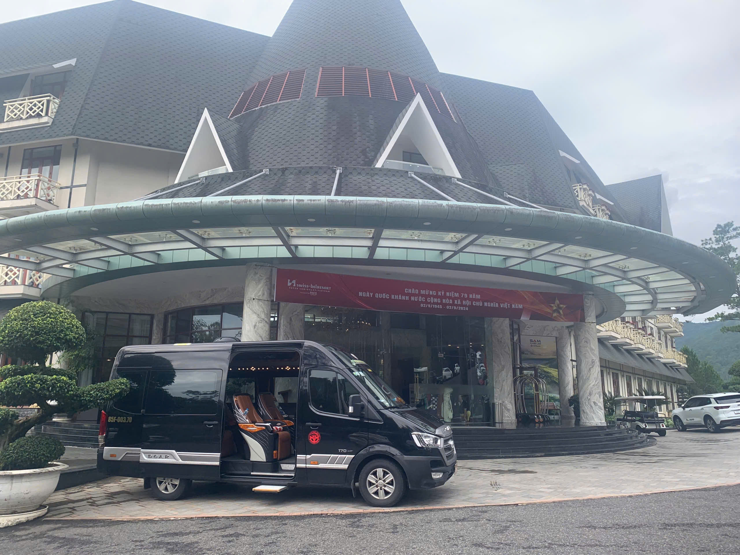 Thuê xe limousine Ninh Thuận Sài Gòn đón sân bay