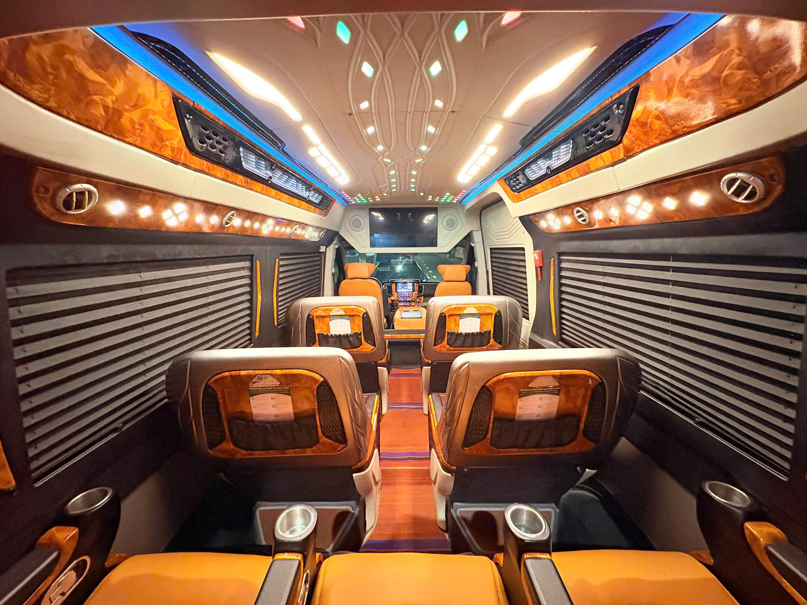 Thuê xe Limousine Phan Rang đi Sài Gòn cho gia đình