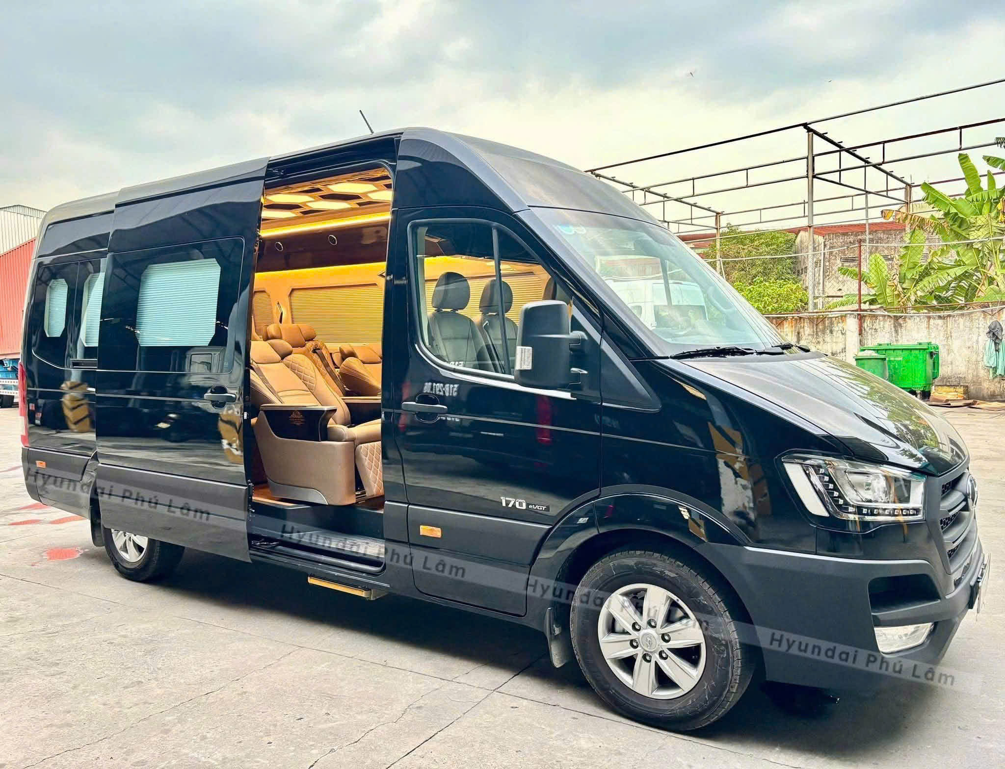 Thuê xe Limousine Phan Rang đi Sài Gòn cho gia đình
