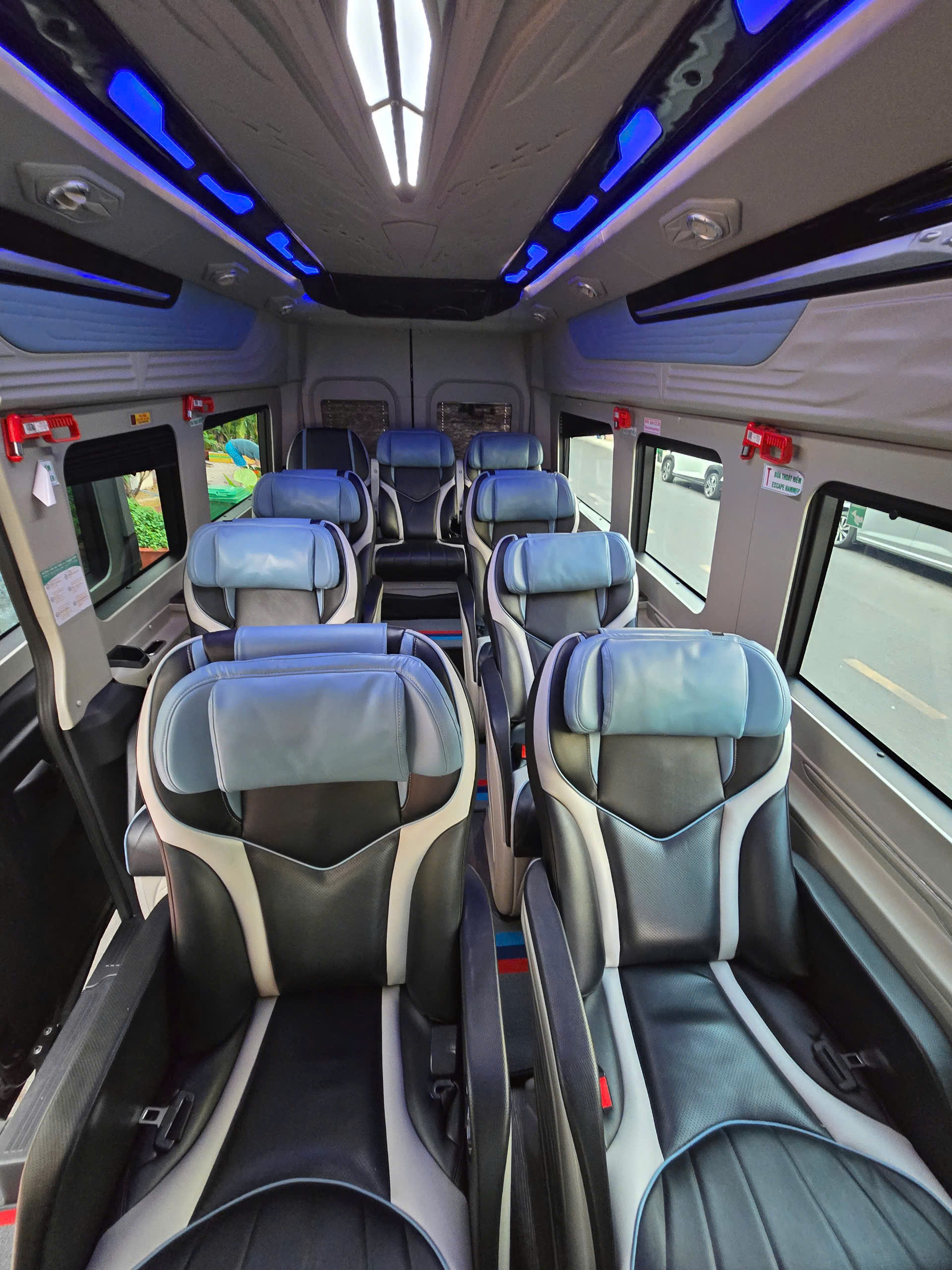 Thuê xe Limousine Quận 3 đi Cam Ranh