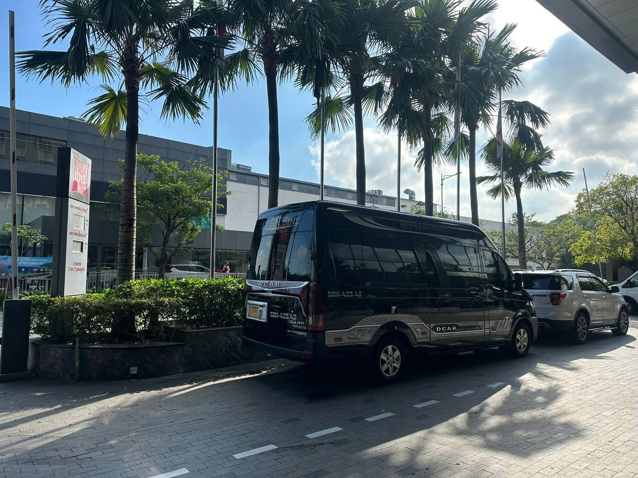 Thuê xe Limousine Quận 7 đi Cam Ranh
