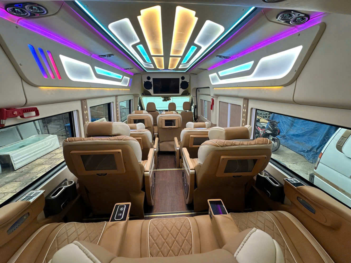 Thuê xe Limousine Quận 7 đi Cam Ranh