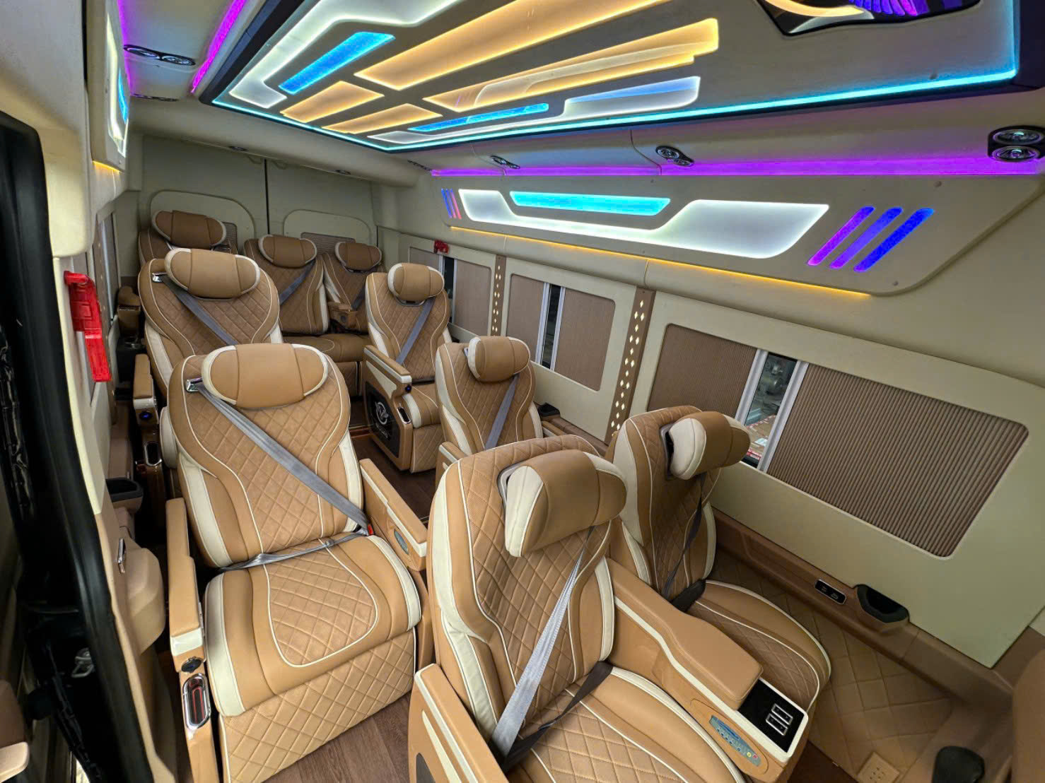 Thuê xe Limousine Quận 7 đi Cam Ranh