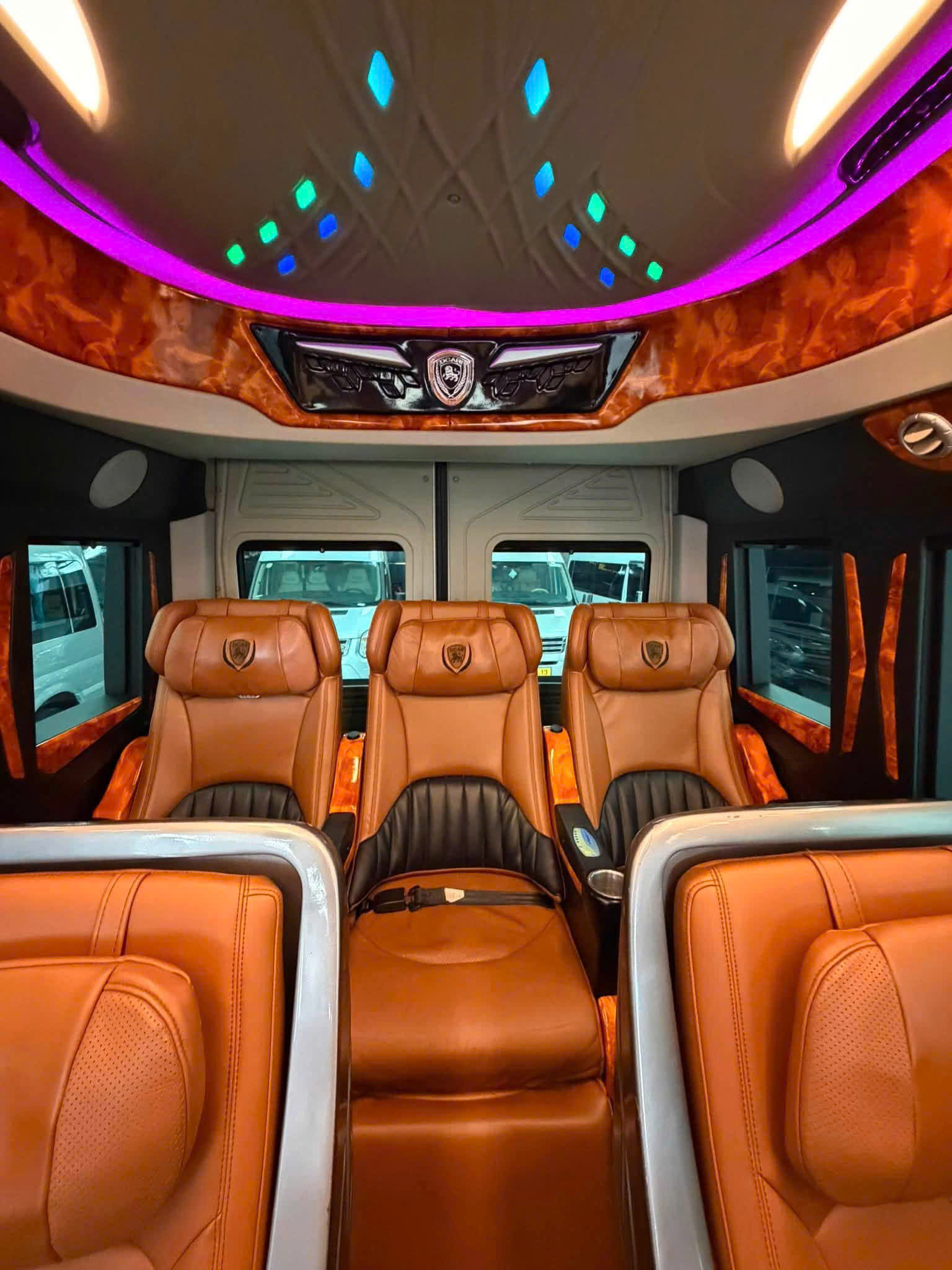 Thuê xe Limousine Sài Gòn đi Cam Ranh cho nhóm bạn