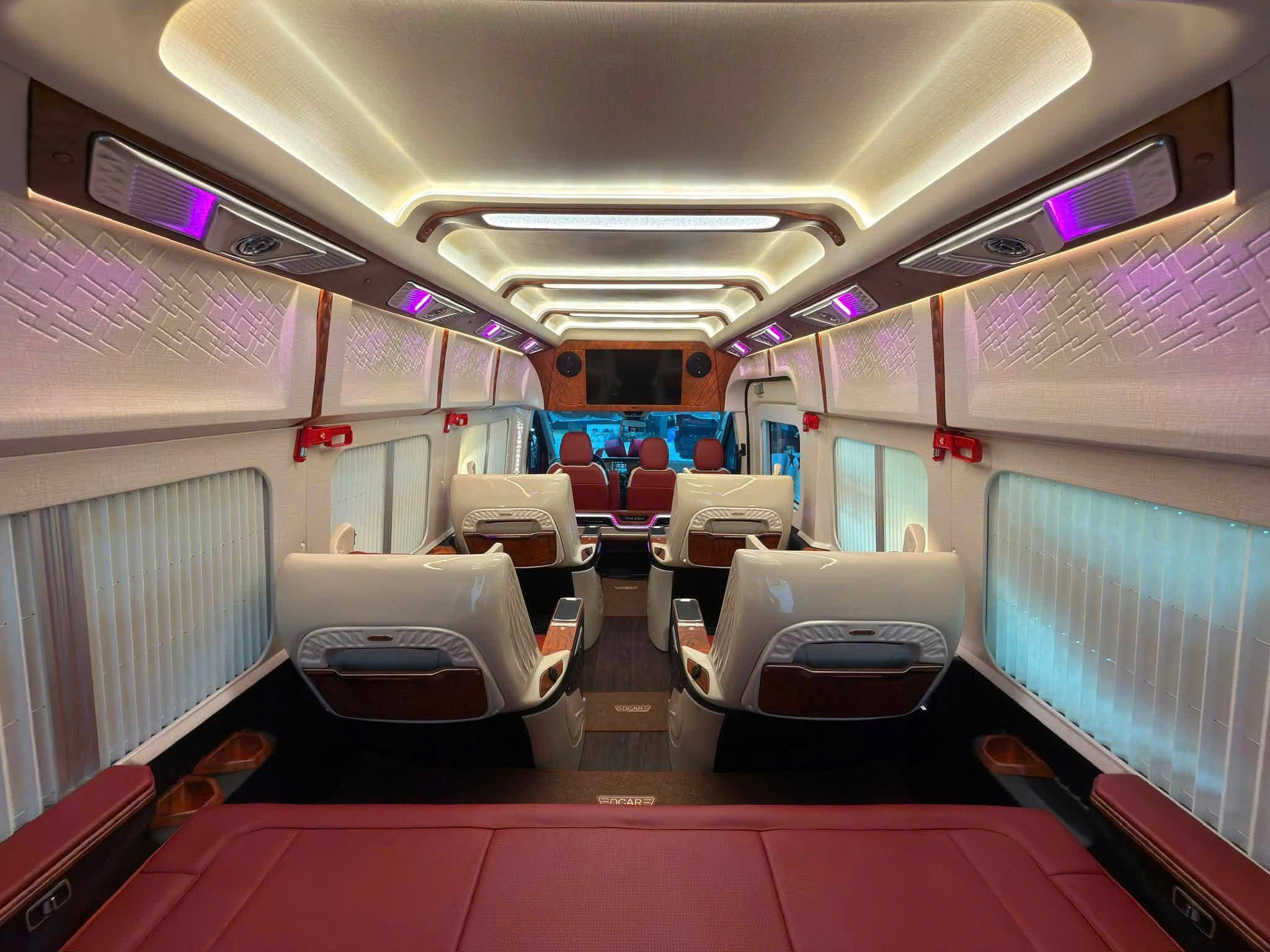 Thuê xe Limousine Sài Gòn đi Cam Ranh cho nhóm bạn