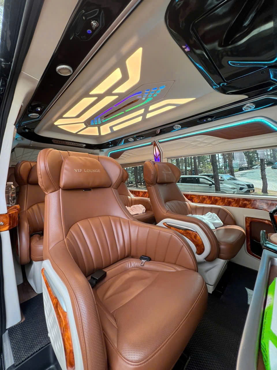 Thuê xe Limousine Sài Gòn đi Cam Ranh có tài xế