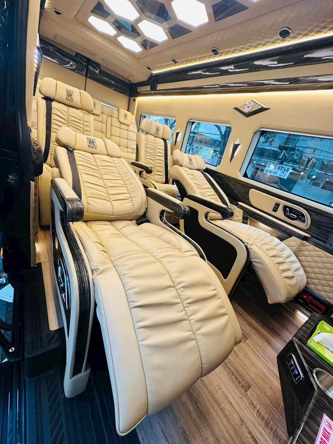 Thuê xe Limousine Sài Gòn đi Cam Ranh theo yêu cầu