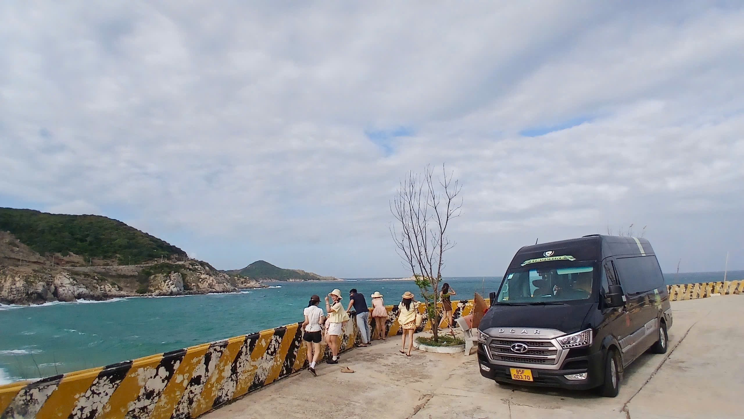 Thuê xe Limousine Sài Gòn đi Vĩnh Hy đi tour trọn gói