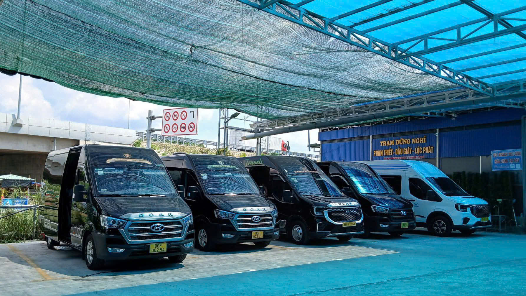 Thuê xe Limousine Sài Gòn đi Vĩnh Hy theo yêu cầu