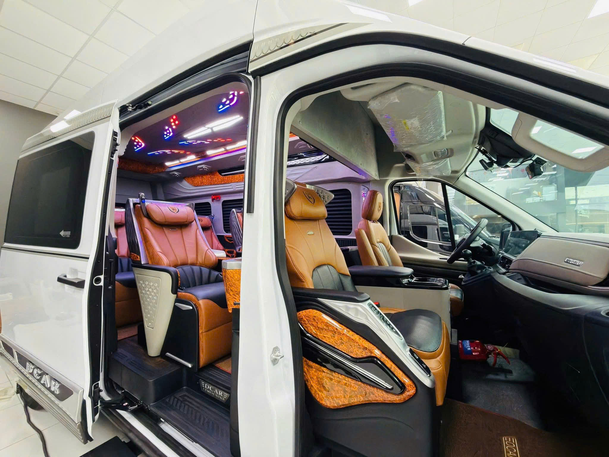 Lựa chọn Thuê xe Limousine Sài Gòn đi Vĩnh Hy trọn gói