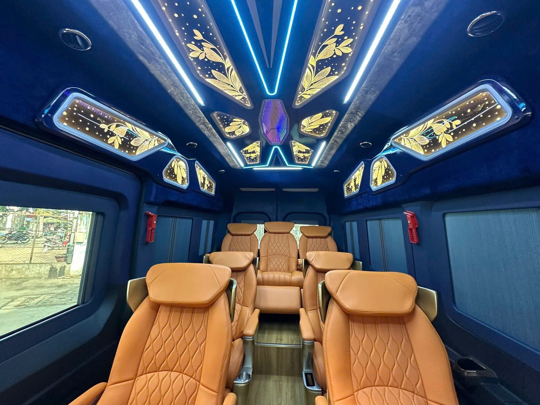 Thuê xe Limousine Sài Gòn đi Vĩnh Hy uy tín