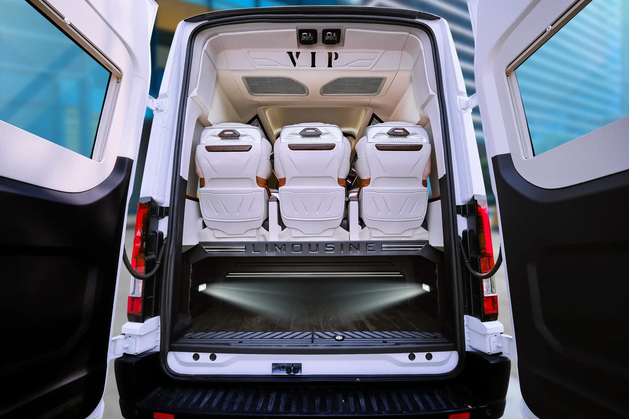 Tiện ích giải trí đỉnh cao khi Thuê xe limousine Sài Gòn – Vĩnh Hy