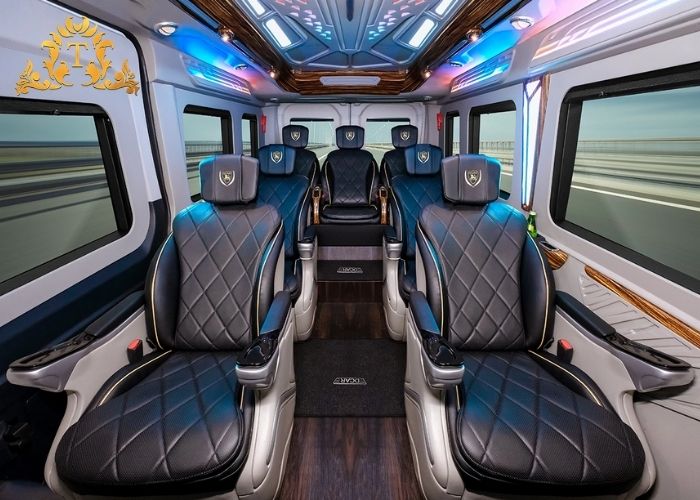 Trải nghiệm đẳng cấp khi thuê xe limousine đi biển Vĩnh Hy