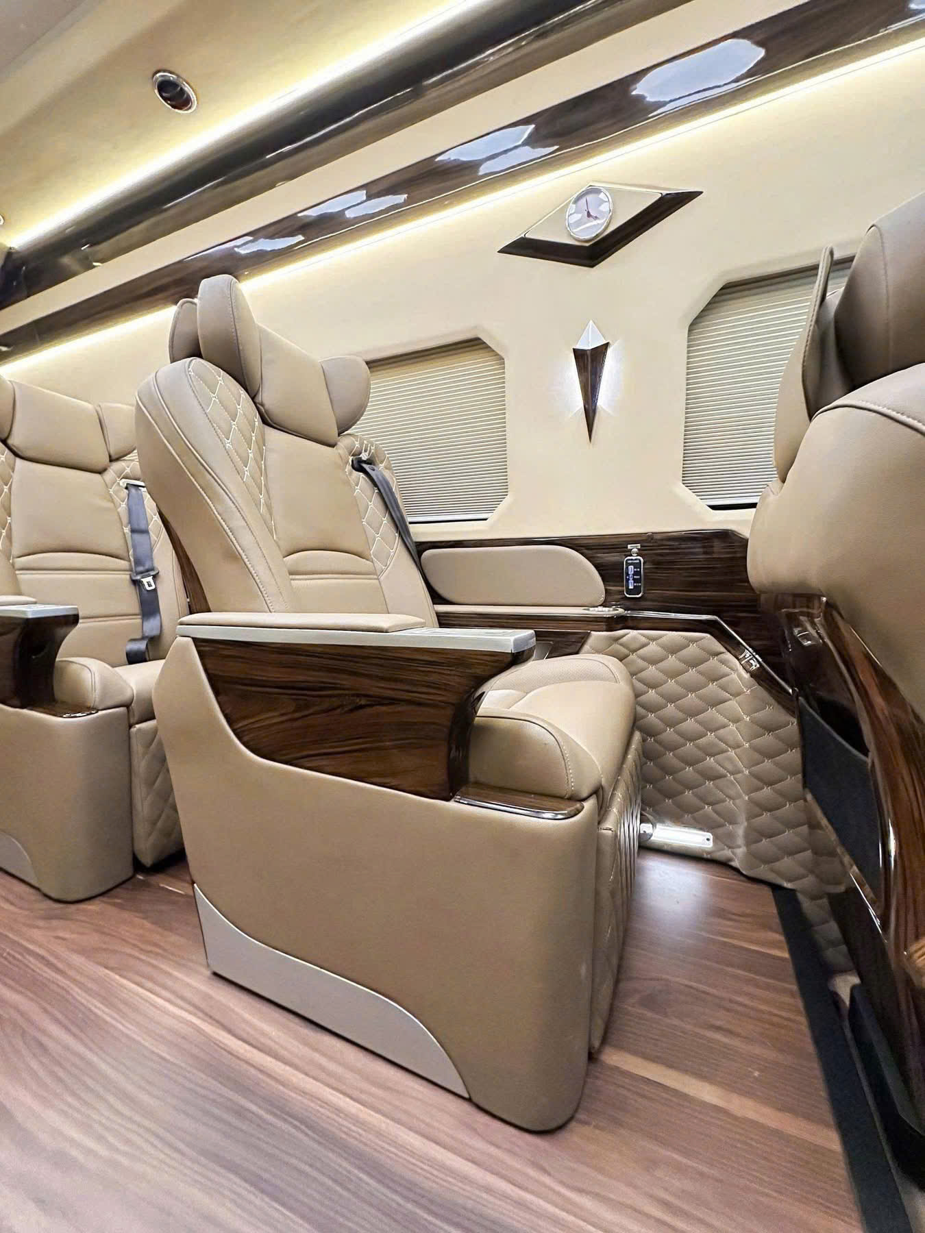 Thuê xe Limousine Thủ Đức đi Cam Ranh