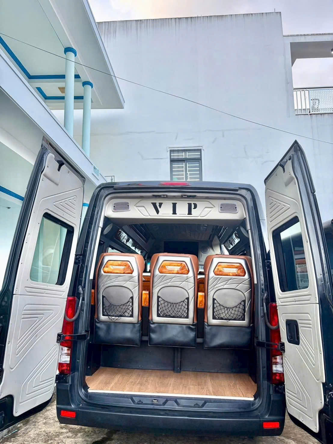 Thuê xe Limousine TPHCM đi resort Cam Ranh