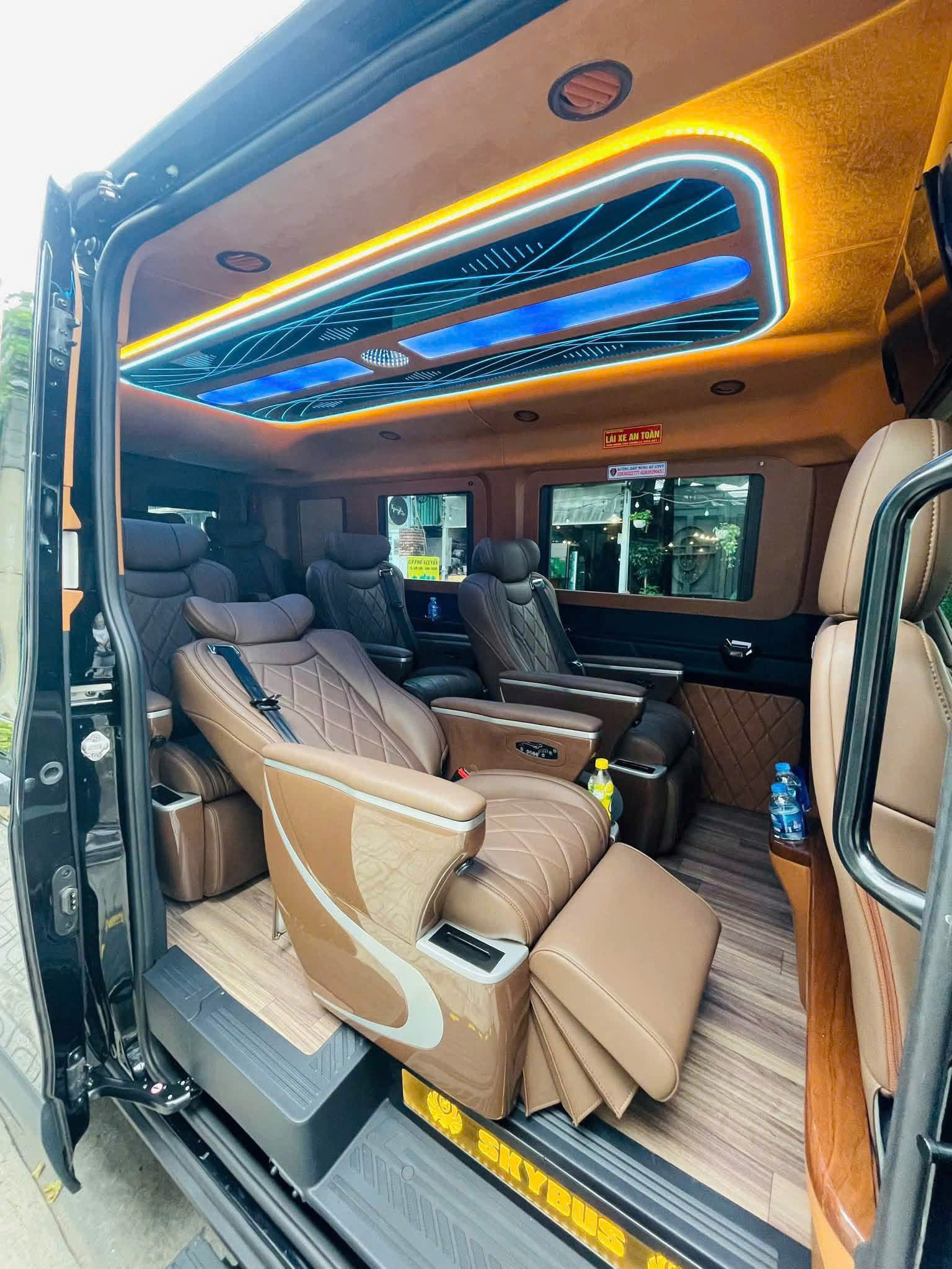 Thuê xe Limousine từ Tháp Chàm đi Sài Gòn