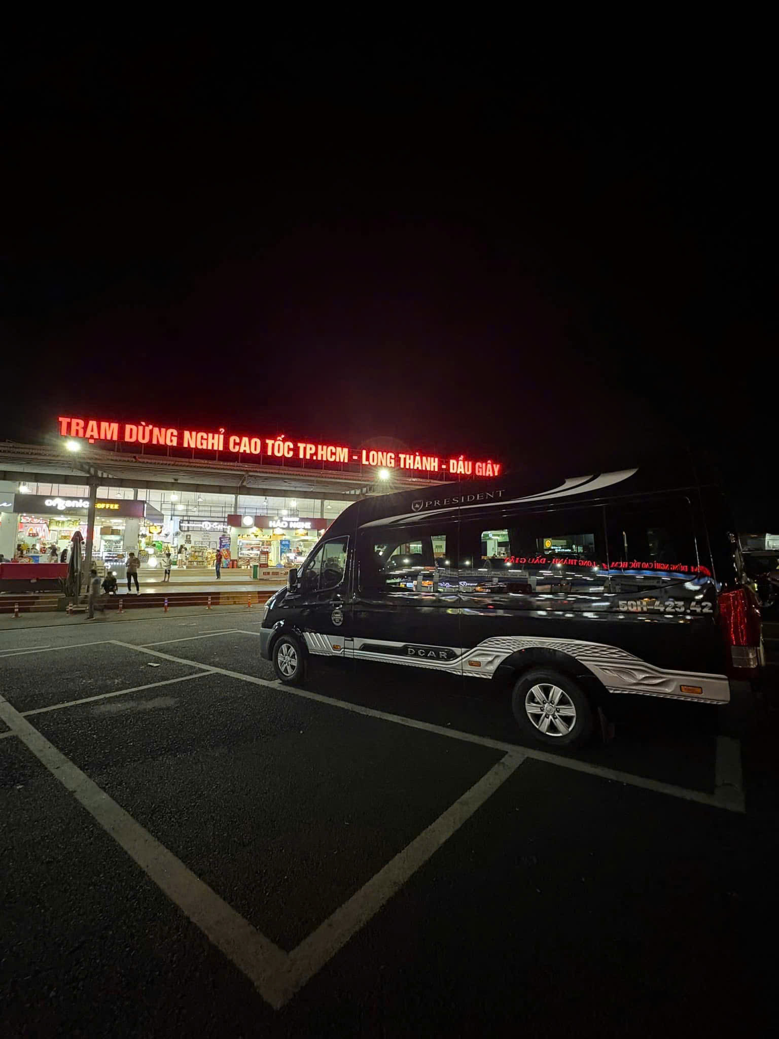 Thuê xe limousine Vĩnh Hy đi Sài Gòn uy tín giá tốt
