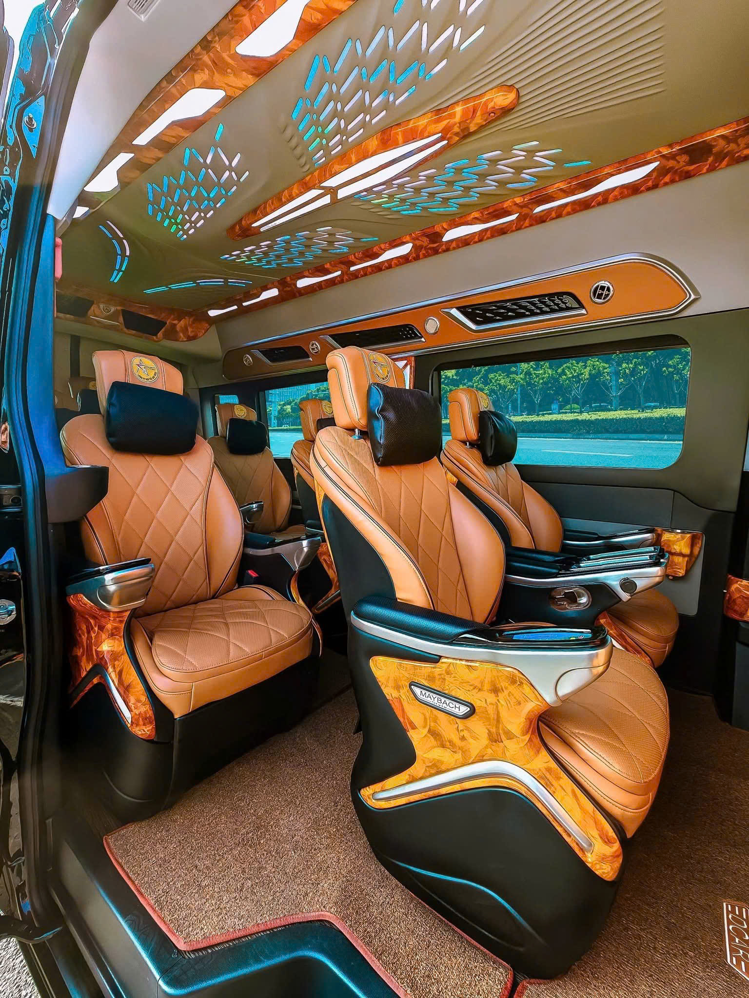 Thuê xe Limousine Vĩnh Hy - Sài Gòn cho gia đình