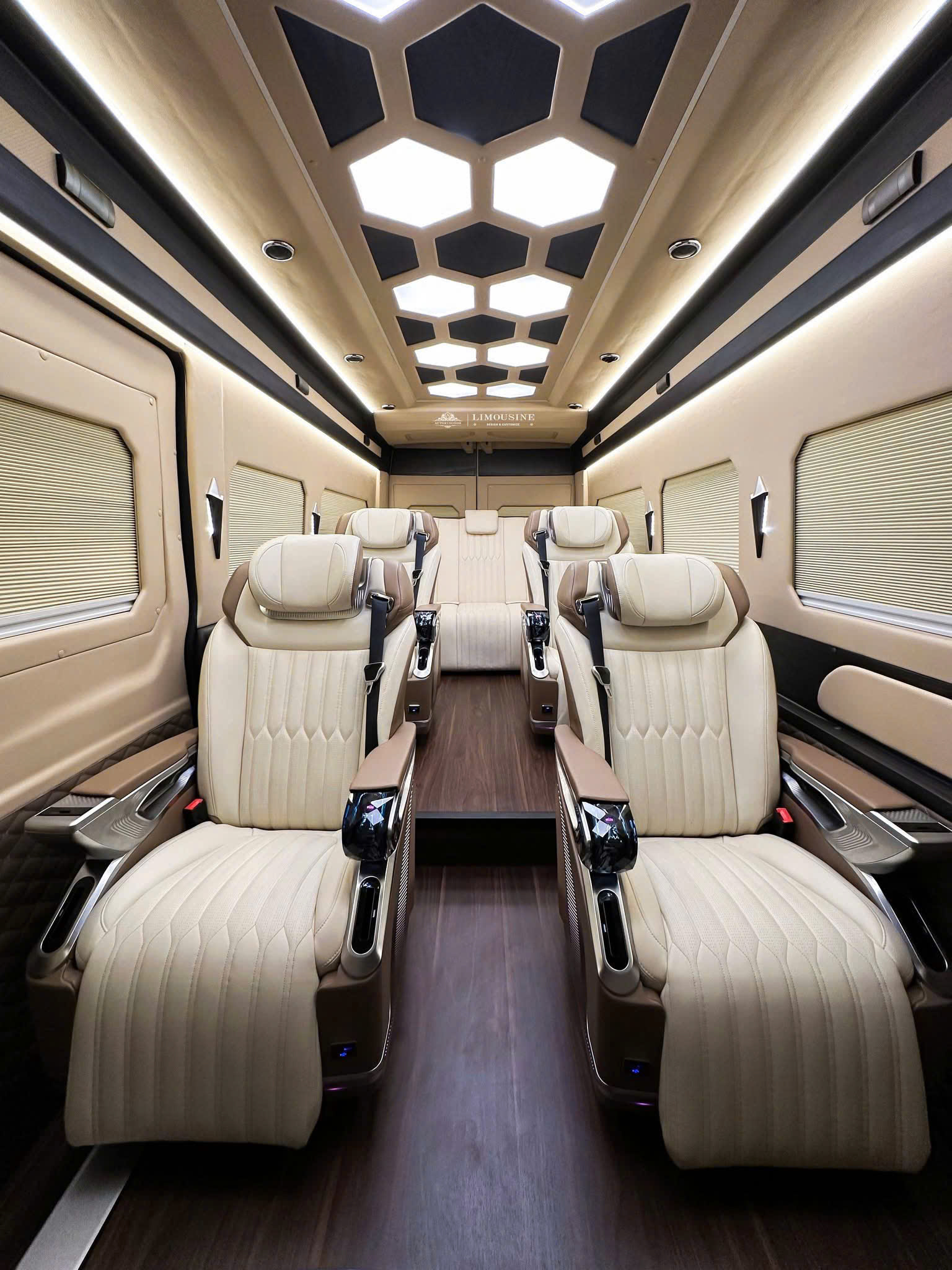 Thuê xe Limousine Vĩnh Hy - Sài Gòn dịch vụ chuyên nghiệp
