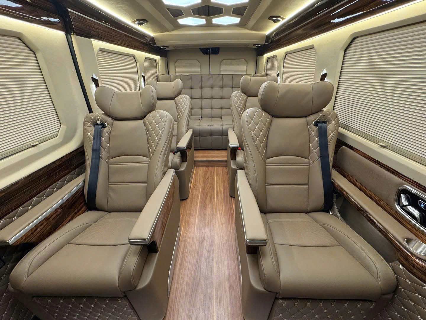 Thuê xe Limousine Vĩnh Hy - Sài Gòn dịch vụ chuyên nghiệp