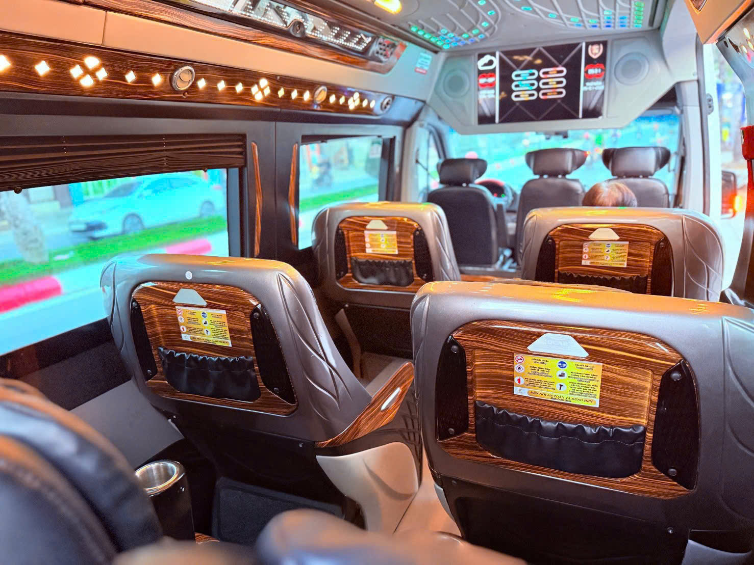 Thuê xe Limousine Vĩnh Hy - Sài Gòn đưa đón tận nơi
