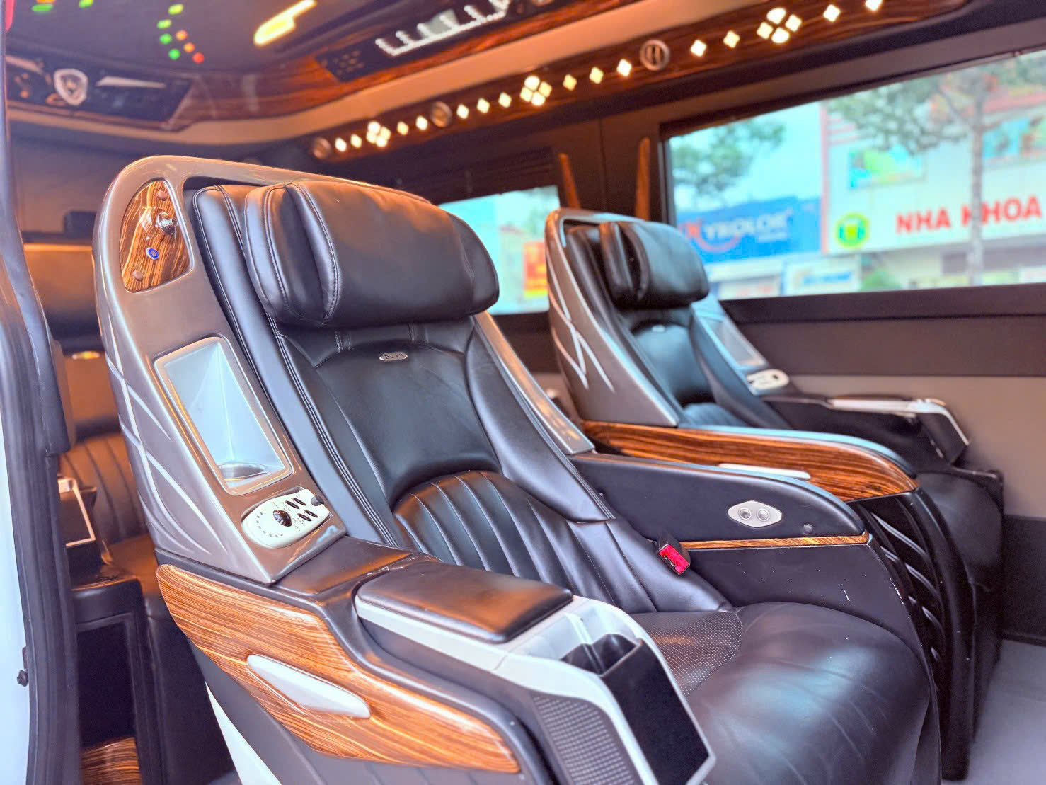 Thuê xe Limousine Vĩnh Hy - Sài Gòn đưa đón tận nơi