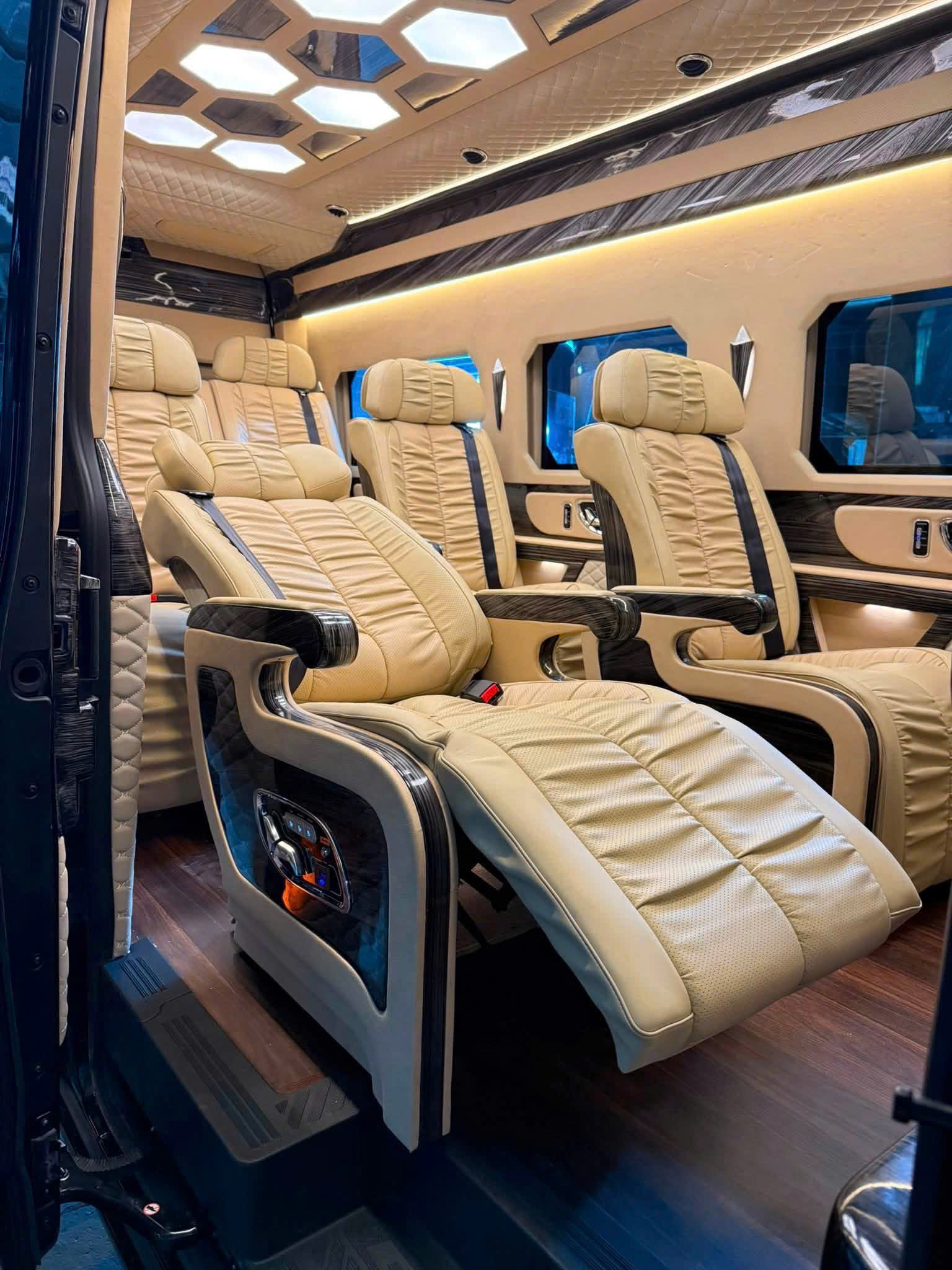 Thuê xe Limousine Vĩnh Hy - Sài Gòn nội thất sang trọng