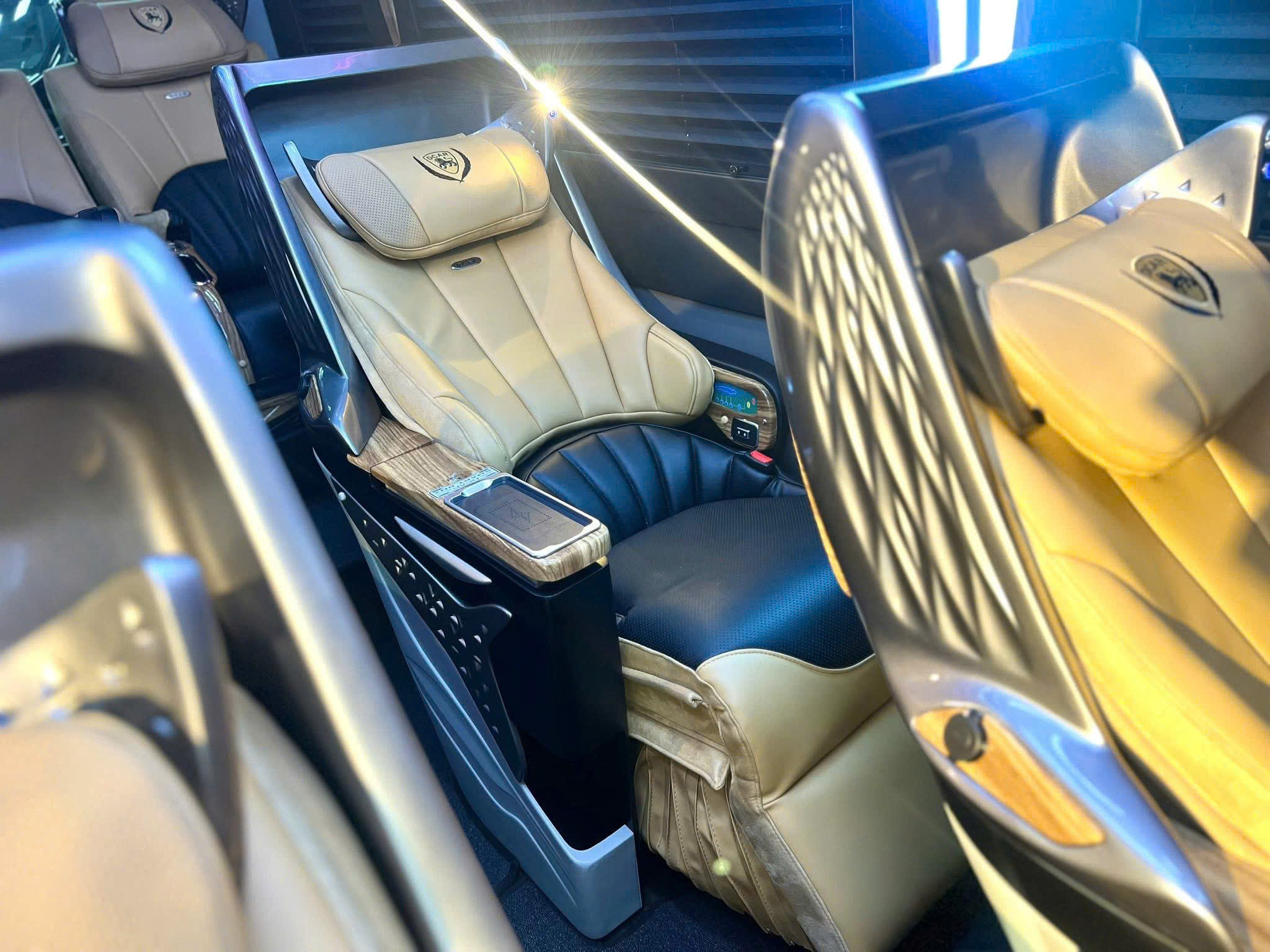 Thuê xe Limousine VIP Cam Ranh – Sài Gòn