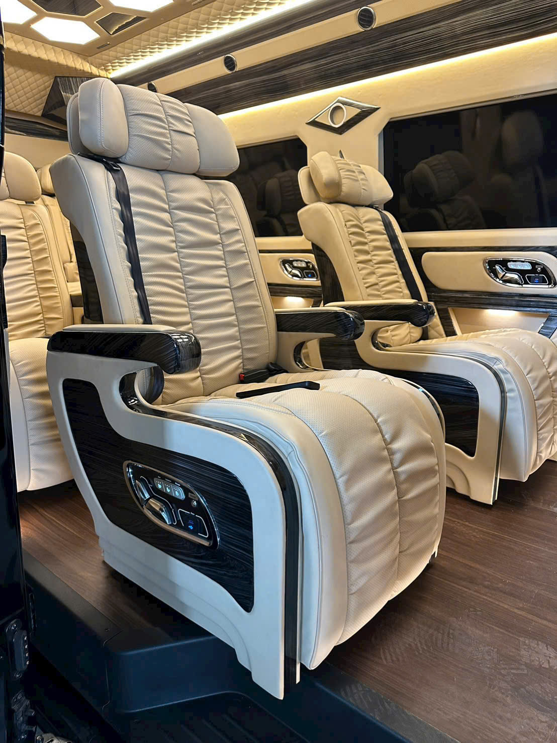 Thuê xe VIP 9 chỗ Sài Gòn đi Cam Ranh