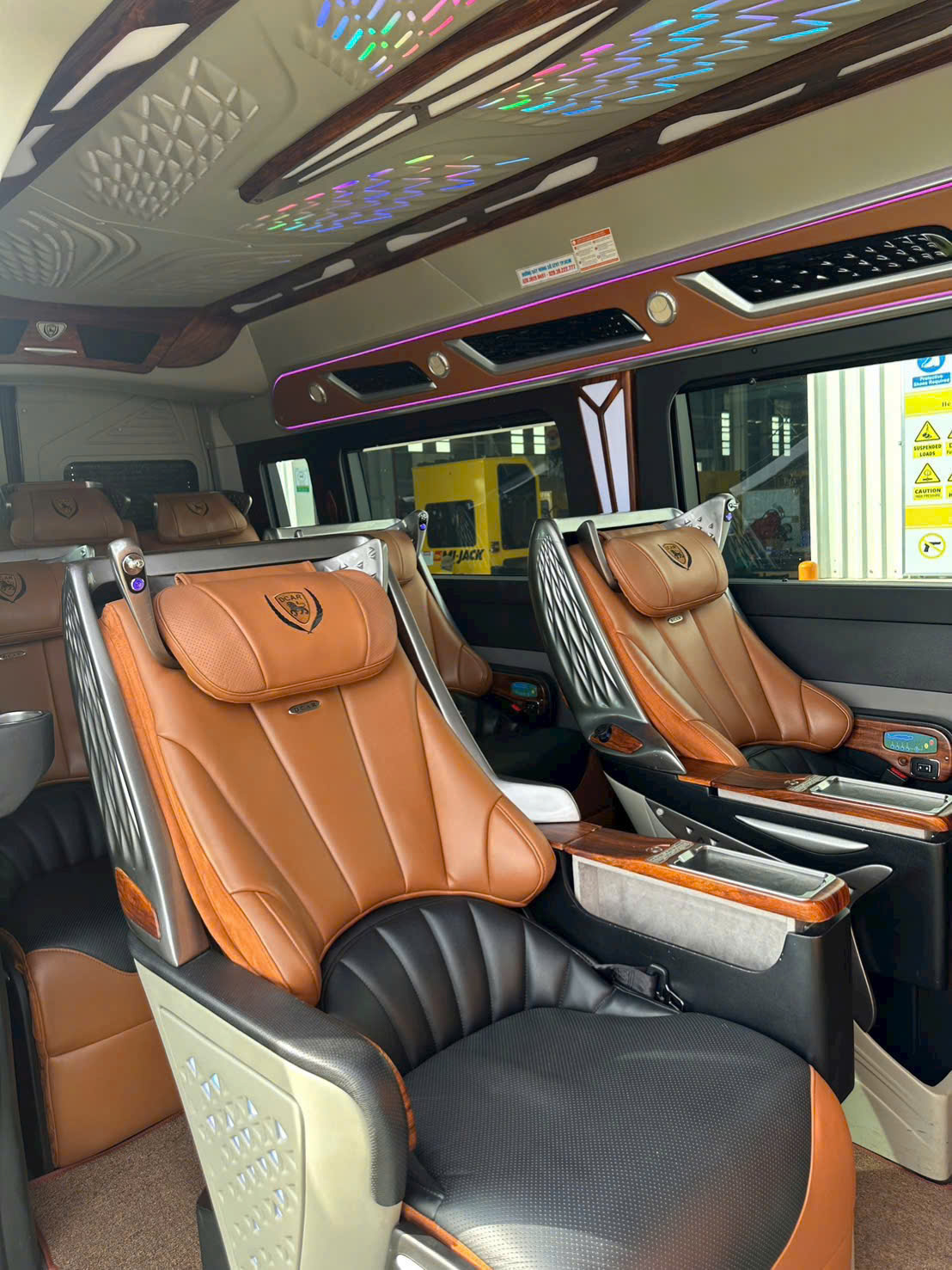 Thuê xe VIP 9 chỗ Sài Gòn đi Cam Ranh